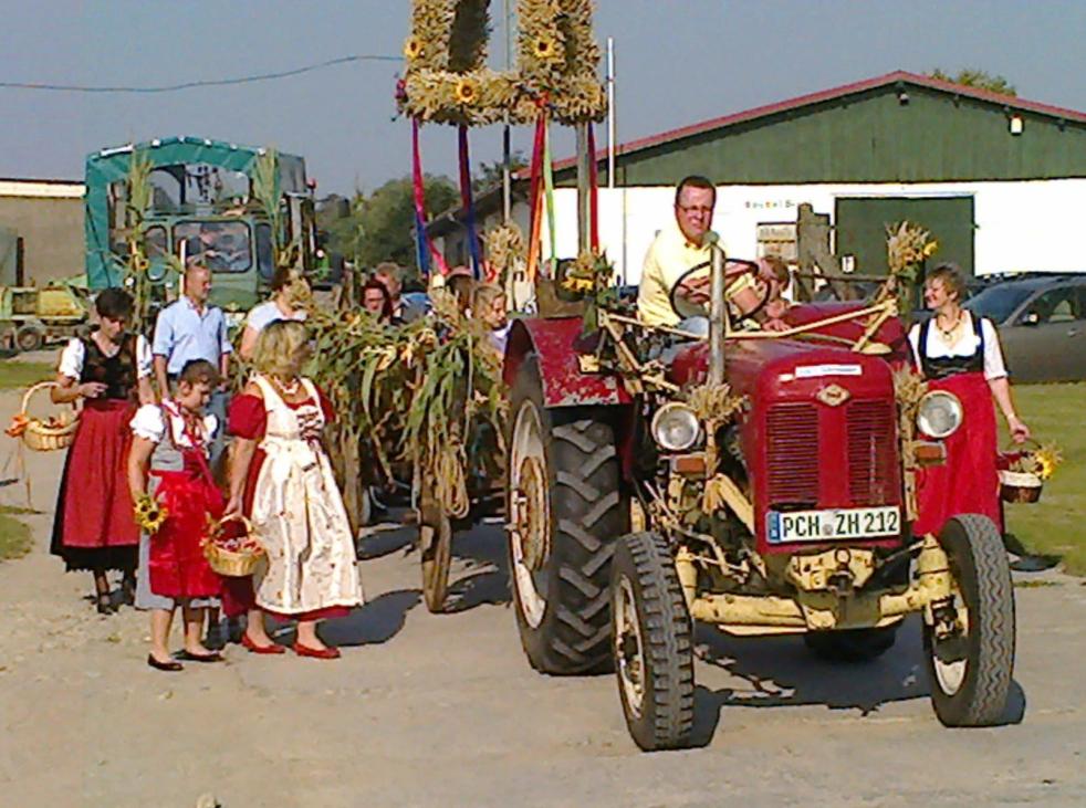 1. Preis geht an Shiva Hollantz mit dem Foto vom Beginn des Erntefest- Festumzuges - ein Modell (1:32) Traktor Claas Xerion 3800 LMS Wert von ca. 150,- € gestiftet von der Firma AGROMAIS